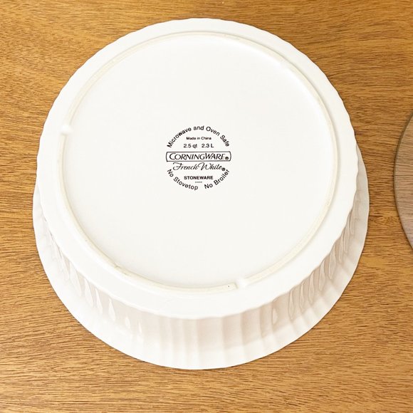 CorningWare French White Stoneware 2.5 qt 2.3 L Cassarole Baking Dish with Lid - Picture 7 of 8